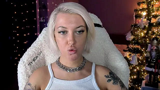 Snapshot of tykioty_Miley chatting on December 22, 2024, 1:33 pm tykioty Miley online show from December 22, 2024, 1:33 pm