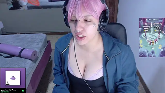 Snapshot of Eli666uwu chatting on October 20, 2025, 4:07 pm Eli666uwu online show from October 20, 2025, 4:07 pm