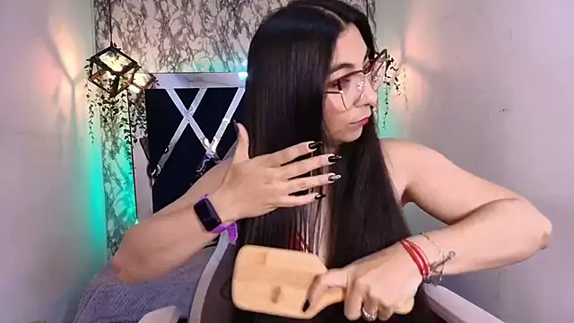 Karla hernandez  online show from October 28, 2025, 11:31 am