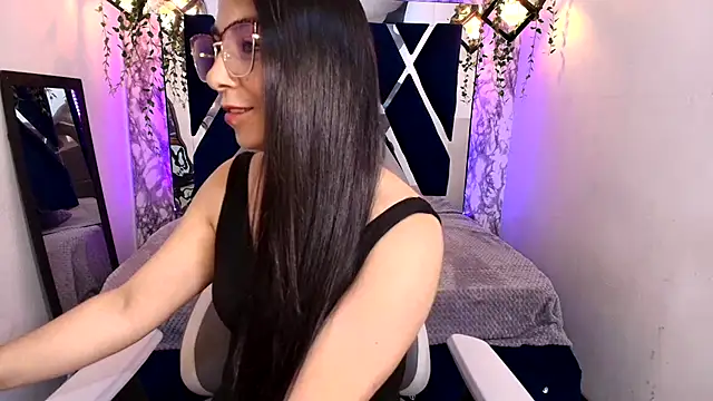 Karla hernandez  online show from September 27, 2025, 11:38 am