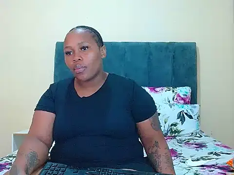 curvycloe1 online show from May 13, 2026, 12:12 pm