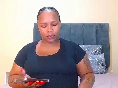 Snapshot of curvycloe1 chatting on February 20, 2026, 5:15 am curvycloe1 online show from February 20, 2026, 5:15 am