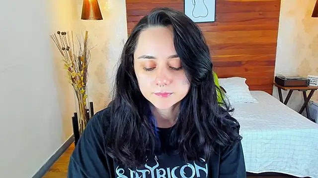 KatherineBond online show from March 4, 2025, 9:22 pm