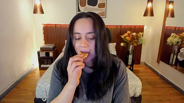 Snapshot of KatherineBond chatting on May 15, 2026, 8:29 pm KatherineBond online show from May 15, 2026, 8:29 pm