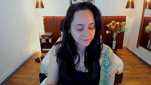 Snapshot of KatherineBond chatting on May 19, 2026, 6:48 pm KatherineBond online show from May 19, 2026, 6:48 pm