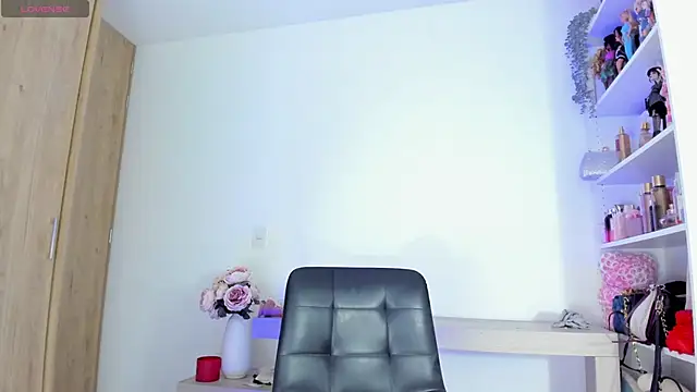 khloelatin online show from November 18, 2025, 9:51 pm