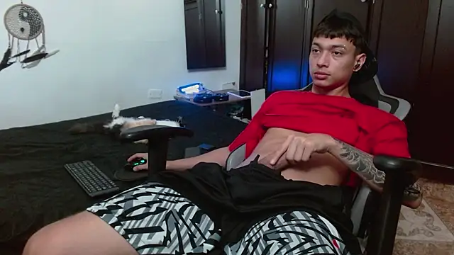 Snapshot of aaron_blug chatting on October 19, 2025, 9:28 pm aaron blug online show from October 19, 2025, 9:28 pm