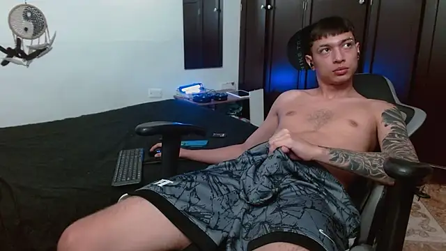 Snapshot of aaron_blug chatting on October 17, 2025, 9:27 pm aaron blug online show from October 17, 2025, 9:27 pm