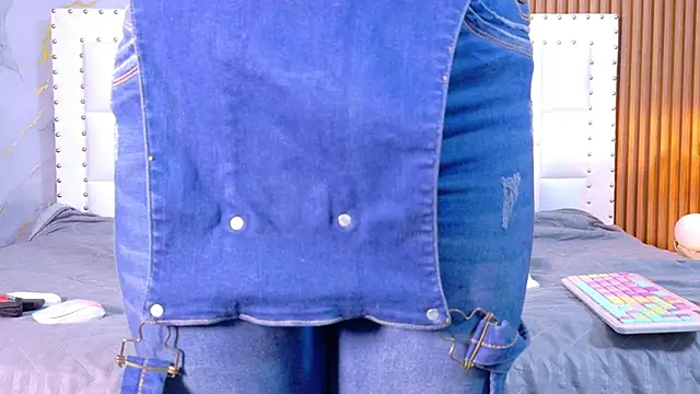 Snapshot of indianschoolgirl chatting on November 18, 2025, 7:39 pm indianschoolgirl online show from November 18, 2025, 7:39 pm