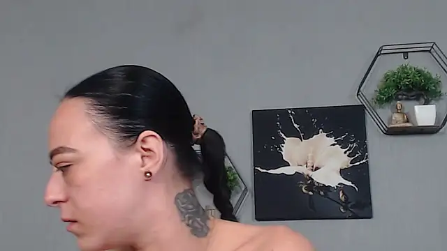 IzabelllNoir online show from April 28, 2026, 7:57 am