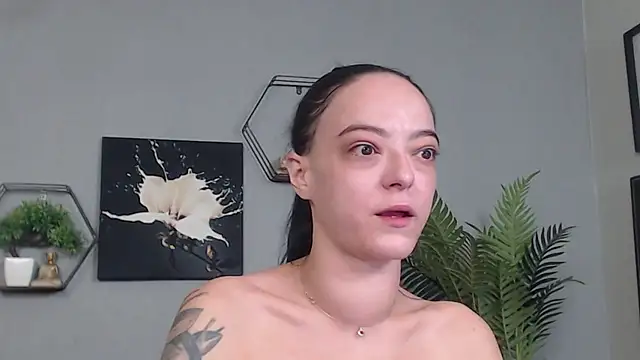 Snapshot of IzabelllNoir chatting on February 14, 2026, 7:30 am IzabelllNoir online show from February 14, 2026, 7:30 am