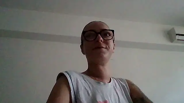 IzabelllNoir online show from June 9, 2026, 9:43 am