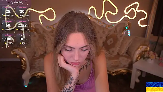 ChloeBrightt online show from October 7, 2025, 7:59 pm