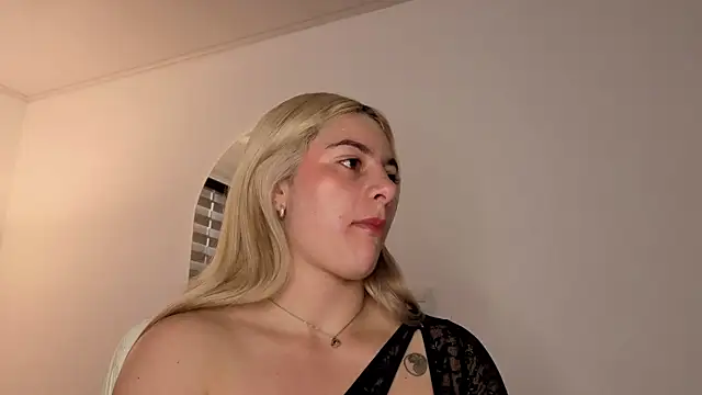 Snapshot of AtheneaRossi chatting on October 20, 2025, 12:06 pm AtheneaRossi online show from October 20, 2025, 12:06 pm