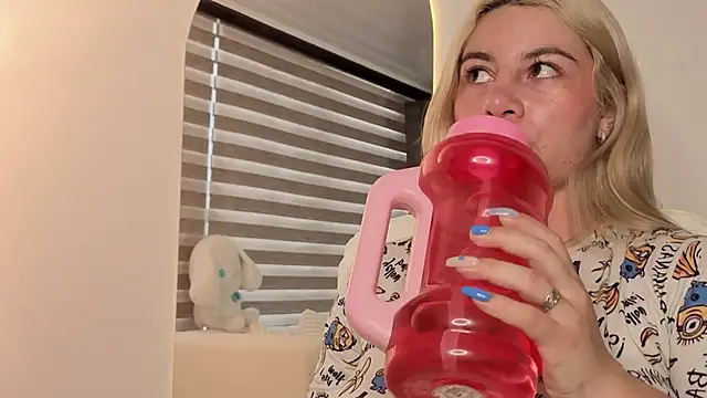 Snapshot of AtheneaRossi chatting on October 14, 2025, 1:34 pm AtheneaRossi online show from October 14, 2025, 1:34 pm