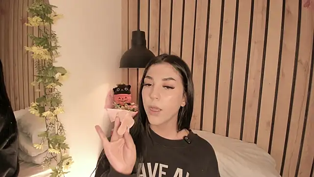 sofiesoft online show from December 21, 2025, 7:15 pm