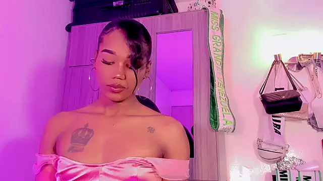 Snapshot of naomy__xx chatting on August 4, 2026, 5:50 pm naomy xx online show from August 4, 2026, 5:50 pm