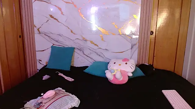 kittycatw online show from June 21, 2026, 7:52 pm