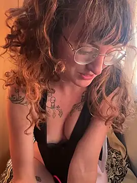 Snapshot of _foxygirl_ chatting on June 15, 2026, 6:18 pm foxygirl online show from June 15, 2026, 6:18 pm