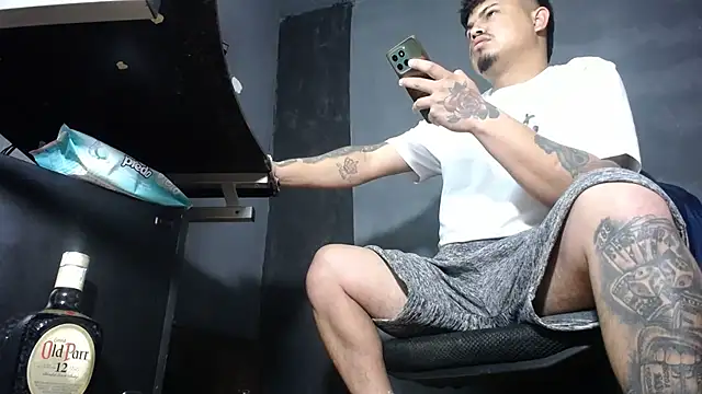 Snapshot of DickMasterfindom chatting on October 11, 2025, 2:12 am DickMasterfindom online show from October 11, 2025, 2:12 am