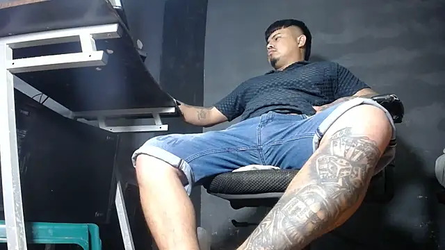 Snapshot of DickMasterfindom chatting on October 9, 2025, 2:56 am DickMasterfindom online show from October 9, 2025, 2:56 am