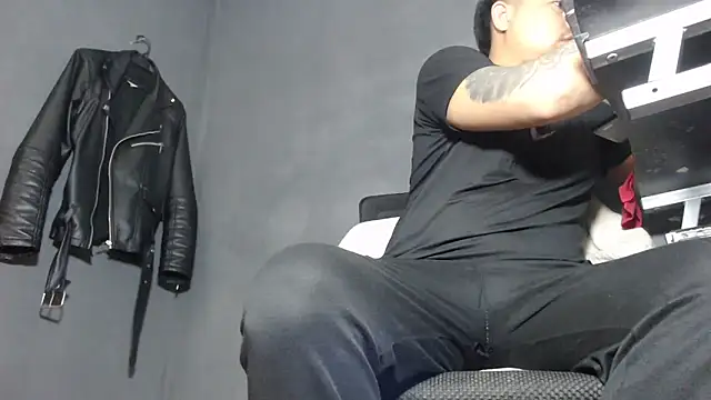 Snapshot of DickMasterfindom chatting on March 20, 2025, 1:13 am DickMasterfindom online show from March 20, 2025, 1:13 am