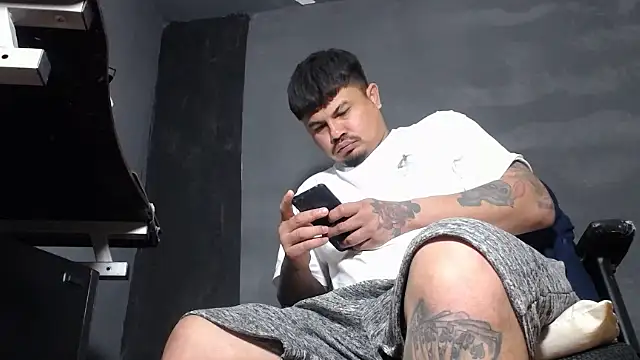 Snapshot of DickMasterfindom chatting on October 17, 2025, 1:42 am DickMasterfindom online show from October 17, 2025, 1:42 am