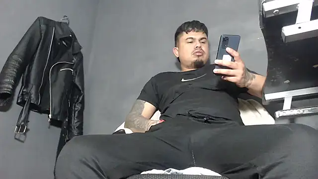 Snapshot of DickMasterfindom chatting on March 15, 2025, 4:13 am DickMasterfindom online show from March 15, 2025, 4:13 am