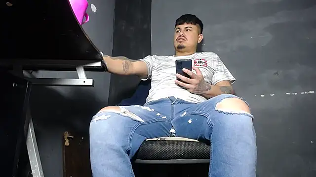 Snapshot of DickMasterfindom chatting on November 5, 2025, 4:59 am DickMasterfindom online show from November 5, 2025, 4:59 am