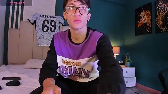 Snapshot of AlessandroDybala chatting on November 21, 2025, 12:26 pm AlessandroDybala online show from November 21, 2025, 12:26 pm