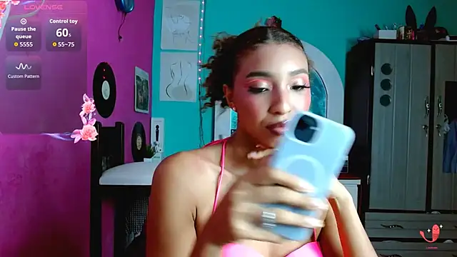 Snapshot of sensitive_brunette chatting on October 3, 2025, 11:17 pm sensitive brunette online show from October 3, 2025, 11:17 pm