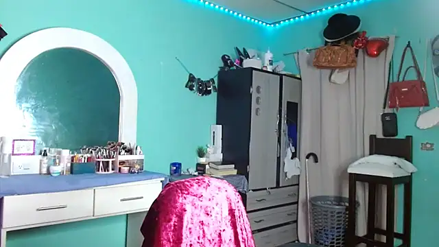 Snapshot of sensitive_brunette chatting on November 11, 2025, 12:05 am sensitive brunette online show from November 11, 2025, 12:05 am