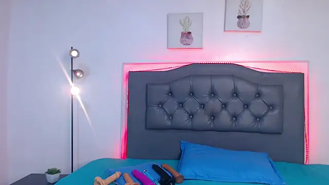 candy lux  online show from November 26, 2025, 7:03 pm