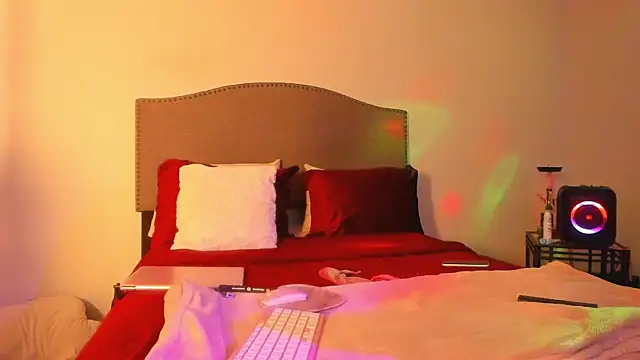 yiauana online show from December 1, 2025, 3:29 am