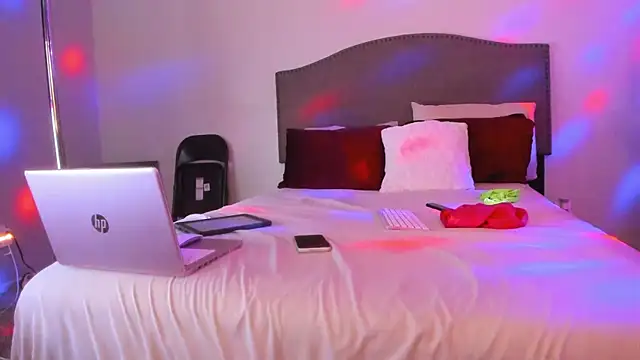 yiauana online show from December 13, 2025, 8:04 pm