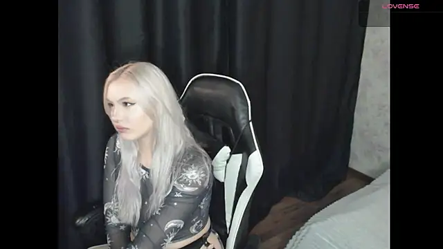 Snapshot of VikaPowers chatting on April 6, 2026, 7:37 pm VikaPowers online show from April 6, 2026, 7:37 pm