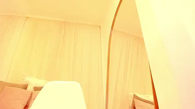 Snapshot of Petite_Lucie chatting on October 10, 2025, 7:04 pm Petite Lucie online show from October 10, 2025, 7:04 pm