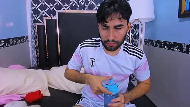 Snapshot of MilanZaire chatting on October 22, 2025, 12:43 am MilanZaire online show from October 22, 2025, 12:43 am