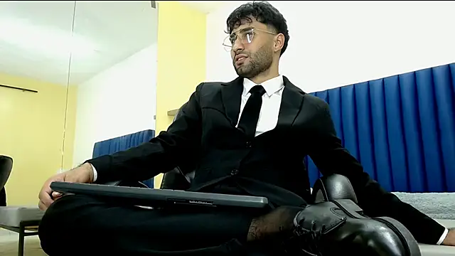 MilanZaire online show from February 4, 2026, 8:59 pm