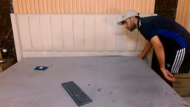 MilanZaire online show from December 19, 2025, 12:25 am