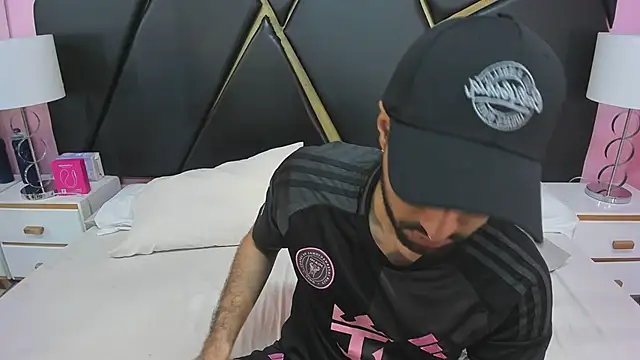 Snapshot of MilanZaire chatting on November 26, 2025, 12:32 am MilanZaire online show from November 26, 2025, 12:32 am