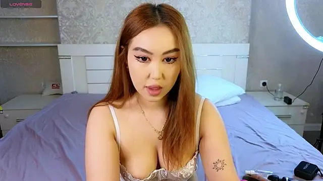 Diana Moon  online show from April 22, 2026, 1:45 am