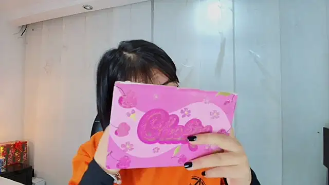 lina bedoya  online show from December 18, 2025, 11:36 am