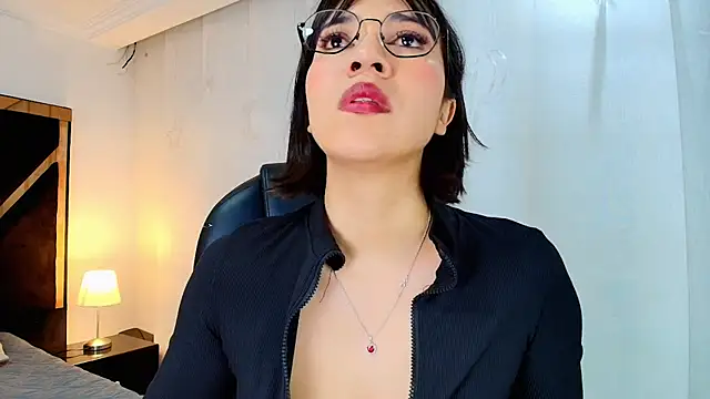 lina bedoya  online show from May 11, 2026, 11:44 am