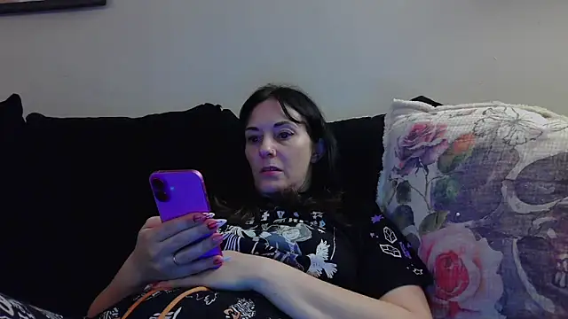 Snapshot of CrystalLakeXO chatting on October 15, 2025, 5:17 am CrystalLakeXO online show from October 15, 2025, 5:17 am