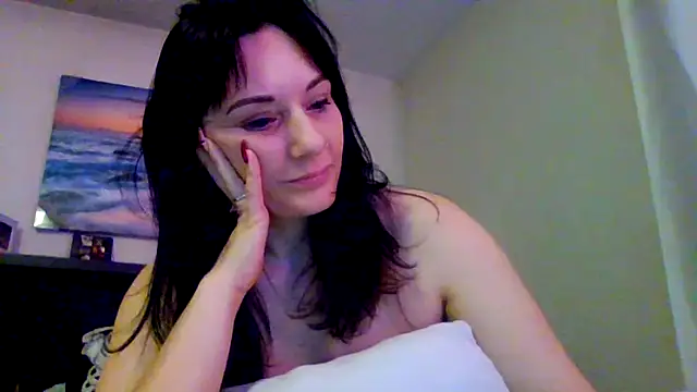 Snapshot of CrystalLakeXO chatting on November 10, 2025, 12:26 am CrystalLakeXO online show from November 10, 2025, 12:26 am