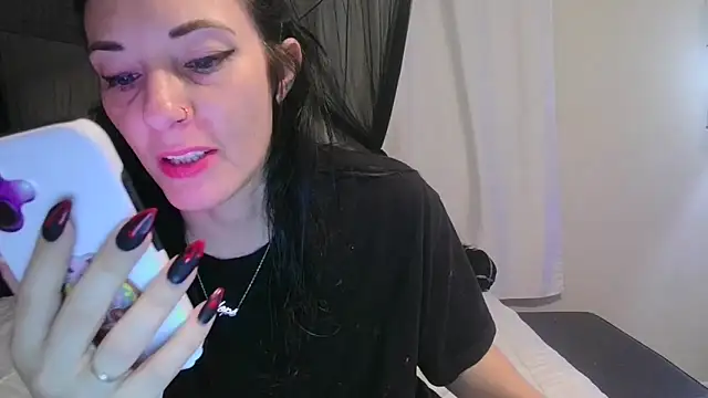 Snapshot of CrystalLakeXO chatting on April 23, 2026, 10:33 pm CrystalLakeXO online show from April 23, 2026, 10:33 pm