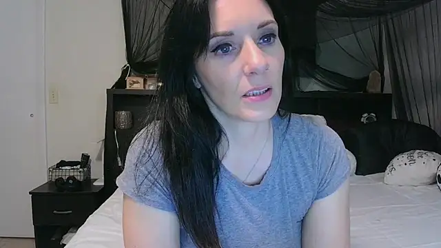 Snapshot of CrystalLakeXO chatting on May 1, 2026, 4:28 am CrystalLakeXO online show from May 1, 2026, 4:28 am
