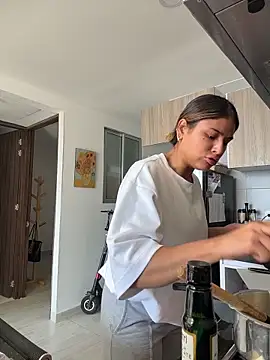 Snapshot of SaraParisi chatting on December 3, 2025, 7:35 pm SaraParisi online show from December 3, 2025, 7:35 pm