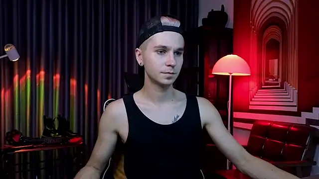 Joseph  Quinn online show from May 6, 2026, 3:54 am